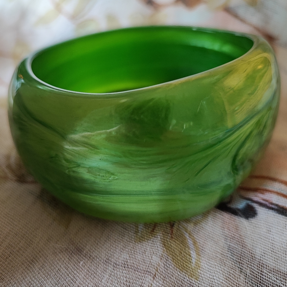 Massive Kelly Green Lucite Cuff Bangle Bracelet Vintage Mint Condition HOST PICK - Picture 6 of 9